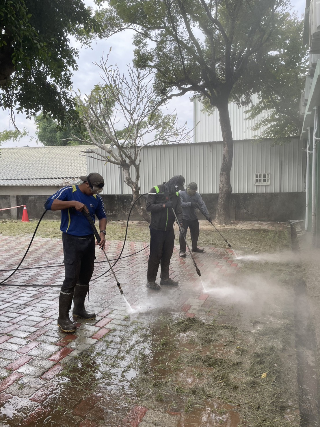 桃園連鎖磚清洗-水刀清洗能將連鎖磚表面污垢及雜草一次性的做清潔，洗完後有如新的磚頭，磁磚青苔我們也有服務，桃園水刀清洗推薦淨界工藝。