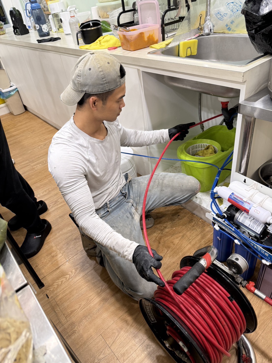 松山區通水管－公寓廚房管線水泥堵塞，內視鏡檢查後清除水泥塊