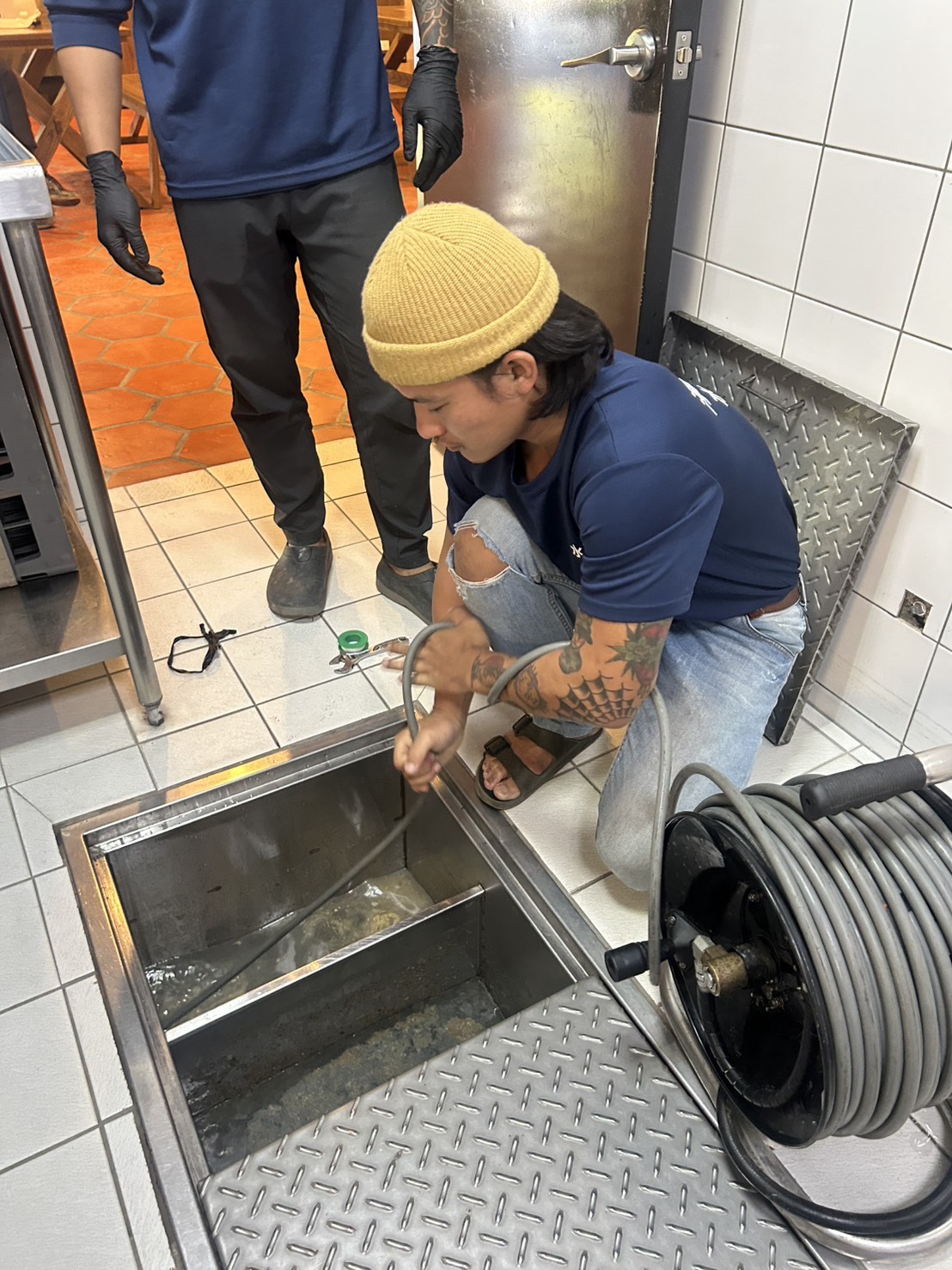 台北通水管-餐廳結油槽堵塞，結油槽疏通能使用通管機及先進水刀通管，其差異就在清潔程度，業主指名淨界工藝水刀通管做管路全面保養，也是慕名而來的客戶，台北水刀通管找淨界。