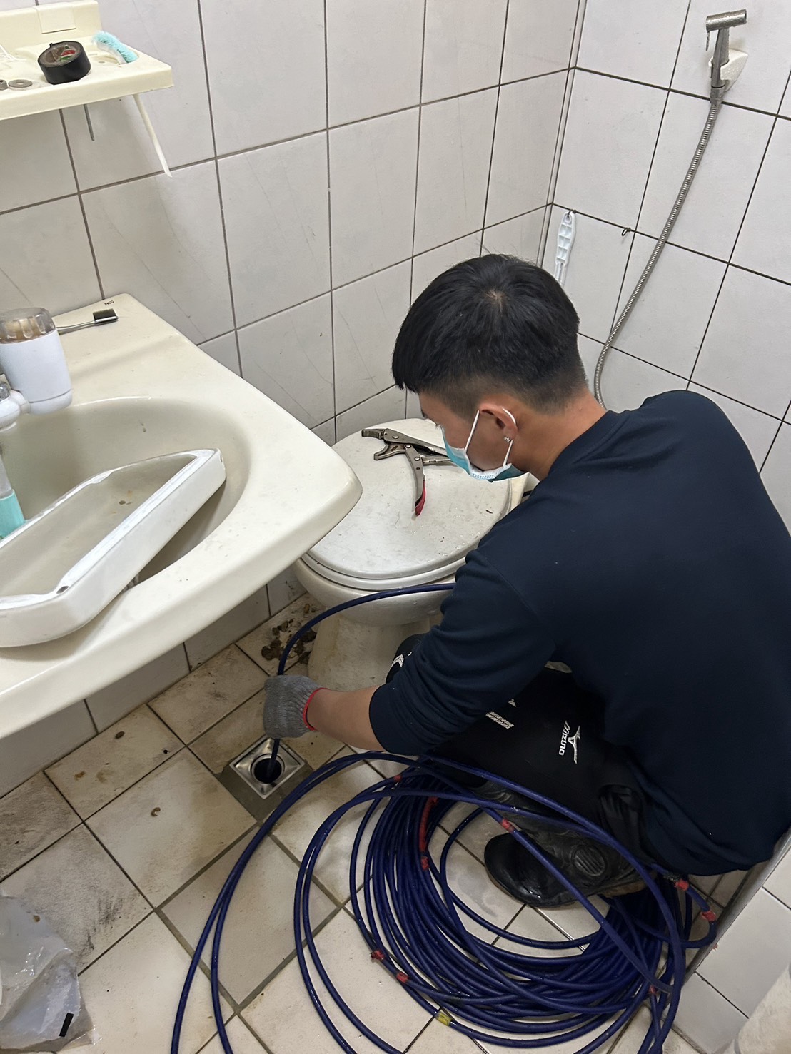 台北水刀通管-廁所排水的管堵塞，水刀通管進行管路疏通含管路檢查。