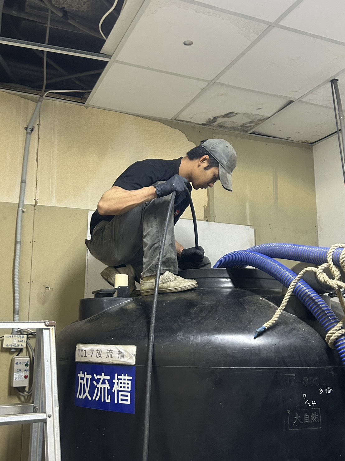 台北桶槽清洗-利用高壓設備將槽體內部做洗淨，利用真空車將污泥抽除。